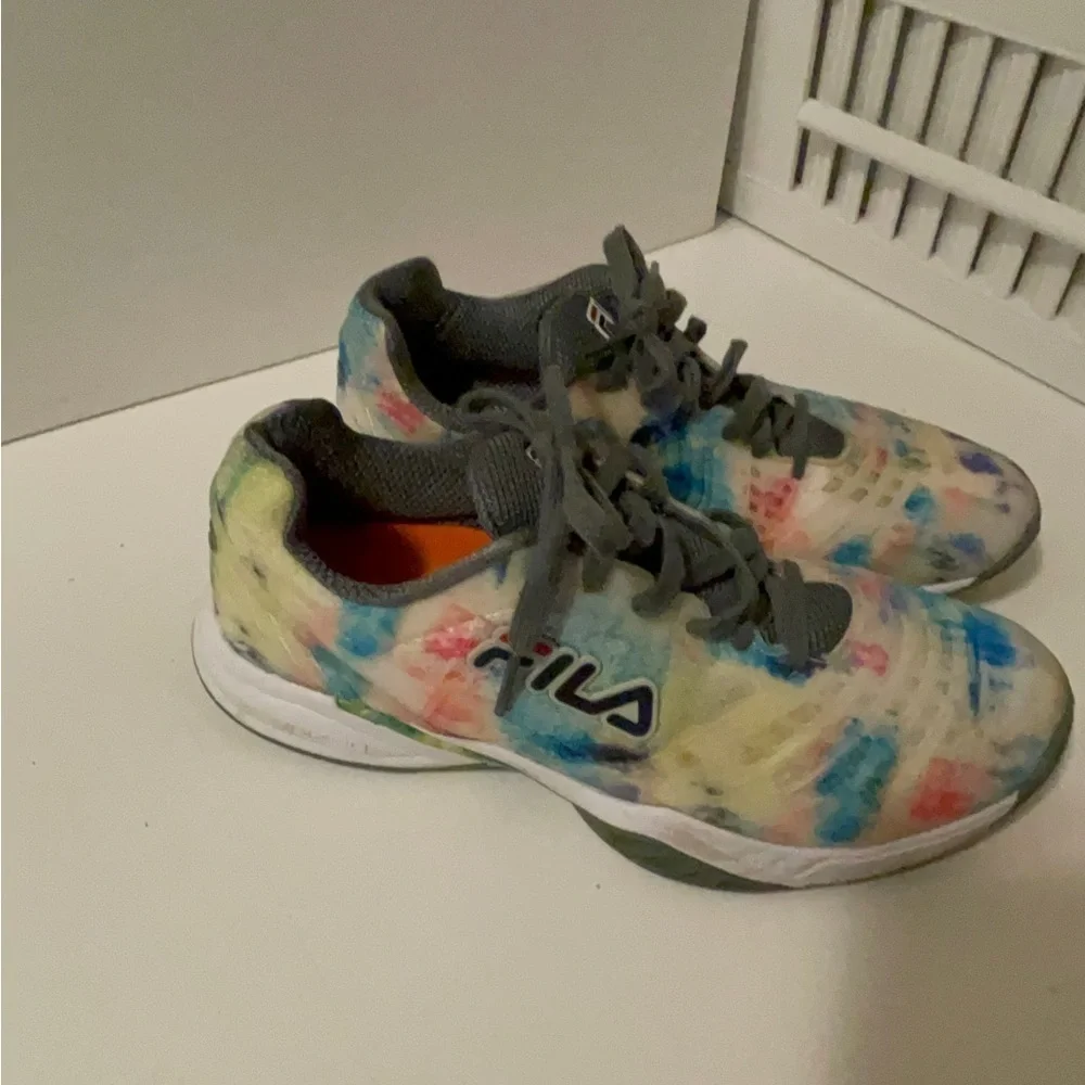 Fill Axilus gorgeous sneaker with stunning color use but in good conditions